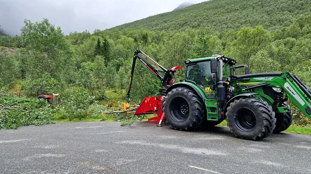 Planert område fylt med pukk klargjort for fundament eller platting i hage